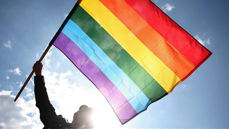 Duhová vlajka gay a lesbiek.