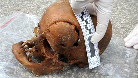 Lidská kostra nalezená v teplovodní acht v Brn.