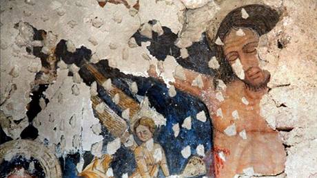 Freska objevená v troskách kostela v italské vesnici Onna, kterou zasáhlo zemtesení.