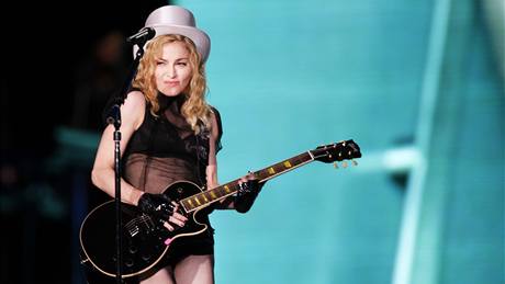 Madonna protáhla svou show a do jedenácti veer, navíc nejspí hrála moc hlasit.