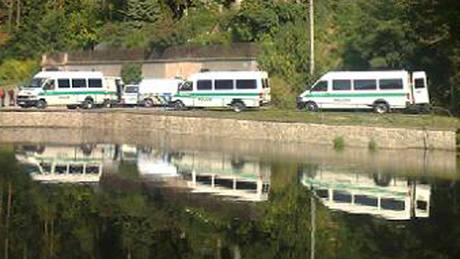 Policisté prohledávají okolí místa vraždy v Kunraticích. (17. srpna 2009) Policisté prohledávají okolí místa vraždy v Kunraticích. (17. srpna 2009)