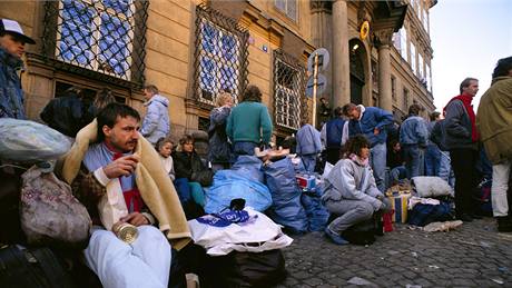 Východonmetí uprchlíci ped nmeckou ambasádou v Praze. (4. íjna 1989)