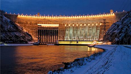 Na ponienou Sajansko-uenskou hydroelektrárnu se pijel podívat i ruský premiér Vladimir Putin. (21. srpna 2009)
