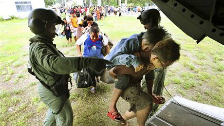 Tchajwantí záchranái evakuují tisíce lidí, které odízl tajfun Morakot od okolního svta (14. srpna 2009) 