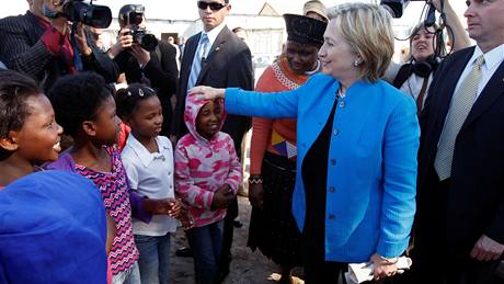 Hillary Clintonová s dtmi na pedmstí Kapského msta