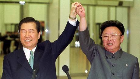 Nkdejí jihokorejský prezident Kim Te-dung (vlevo) se severokorejským vdcem Kim ong-ilem