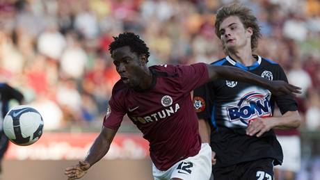 Sparta - Kladno: domácí Bony Wilfried (vlevo) uniká Vítu Beneovi