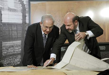 Izraelský premiér si prohlíí nákresy vyhlazovacího tábora v Osvtimi (27.8.2009)