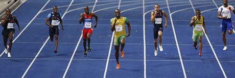 Usain Bolt (uprosted ve lutm) si b pro svtov rekord na 200 metr