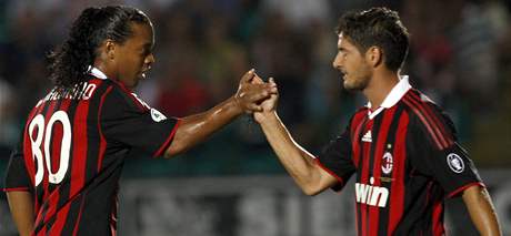 Fotbalist Ronaldinho (vlevo) a Pato z AC Miln se raduj z glu