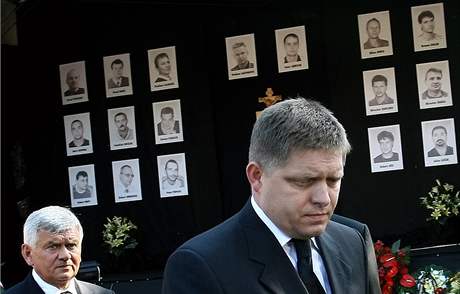 Na veejn rozlouen s dvaceti hornky, kte zahynuli v dole Handlov pi vbuchu, dorazil i premir Robert Fico. (20. srpna 2009)