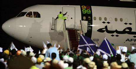 Dav lid vtal na letiti Midrahho po jeho nvratu do Libye (20. srpna 2009)