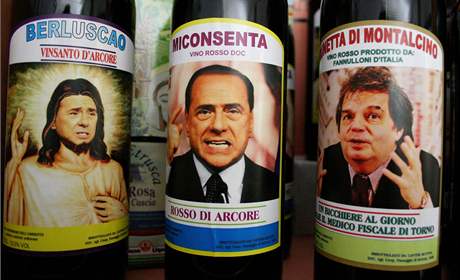 Oblíbené Berlusconiho úsloví "Mi consenta" (dovolte mi) se tlue s jeho iny. Zde je vtipn pojmenovaná lahev "rudého z Arcore", podle jednoho z jeho sídel. 