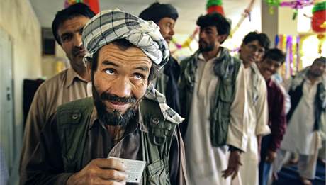 Mui v afghnskm Kbulu pili volit svho prezidenta. (20. srpna 2009)