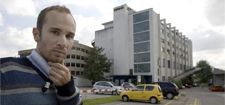 Reportr MF DNES Jakub Pokorn ped budovou ve Schwerzenbachu, kde dochzelo k asistovanm sebevradm.