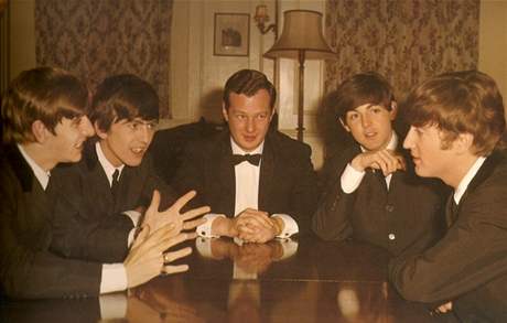 Manaer The Beatles Brian Epstein (uprosted) se svými svenci