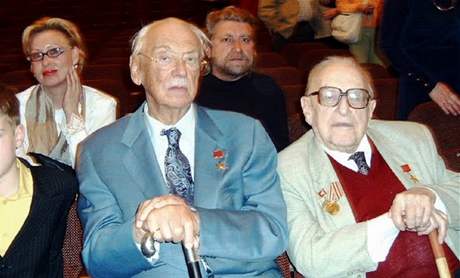 Sergej Michalkov (vlevo) s karikaturistou Borisem Jefimovem v roce 2005