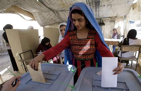 K prezidentským volbám v Afghánistánu se dostavily v hojném potu i eny (20. srpna 2009)