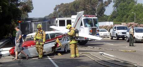 Letoun Piper Comache nouzov pistál uprosted dálnice poblí kalifornské Santa Barbary. (24. srpna 2009)
