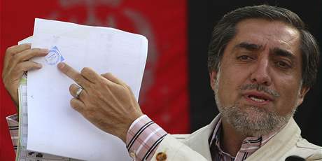 Nejvt soupe Hamda Karzho Abdullh Abdullh ukazuje zfalovan volebn lstek (25. srpna 2009) 