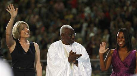 Vnuka Lutze Longe Julia-Vanessa Longov (vlevo) a vnuka Jesseho Owense Marlene Dortchov (vpravo). Uprosted prezident IAAF Lamine Diack 