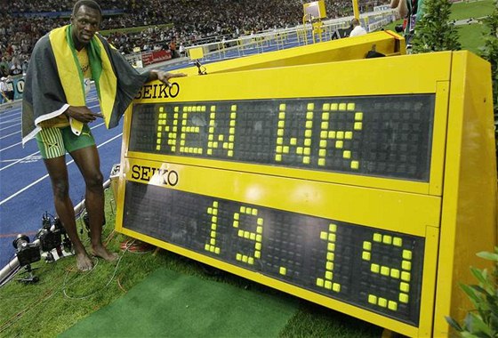 Usain Bolt u tabule se svtovým rekordem na 200 metr, který zabhl loni na MS v Berlín