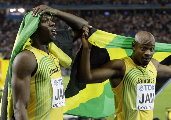 Usain Bolt (vlevo) a Asafa Powell oslavují vítzství ve tafetovém závodu