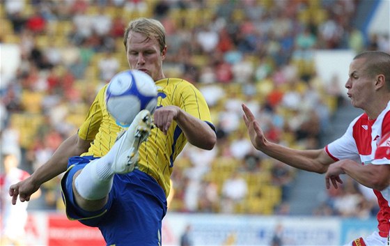 Teplice - Slavia: domácí Klein (vlevo) a Hlouek