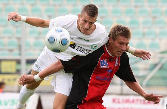 Most - Ústí nad Labem: Jií Fleiman (vlevo) v souboji s Pavlem Karlíkem