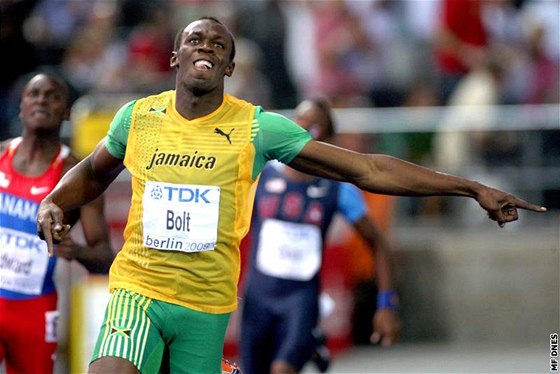 Usain Bolt dobíhá dvoustovku na MS v Berlín. (20. srpna 2009)