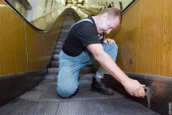 Pracovník Dopravního podniku kontroluje eskalátor ve stanici metra Mstek. (24. srpna 2009)