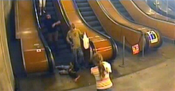 Nehoda, pi které sedmiletému chlapci uvízla noha v eskalátoru v metru na Mstku.