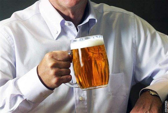 Podle nového zákona by ml být v restauracích alespo jeden nealko nápoj levnjí ne pivo.