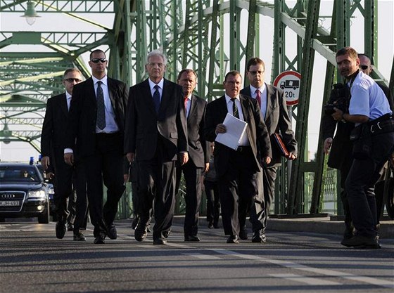 Maarský prezident Lászlo Sólyom na hraniním most mezi Maarskem a Slovenskem u Komárna (21. srpna 2009)
