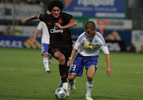 Olomouc - Everton. Domc  Pavel ultes (v blm) a  Marouane Fellaini.