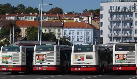 Olga Zubov a Petr Hulnsk. Tm na kadm autobuse. Kampa ped podzimnmi parlamentnmi volbami; Praha, srpen 2009. 