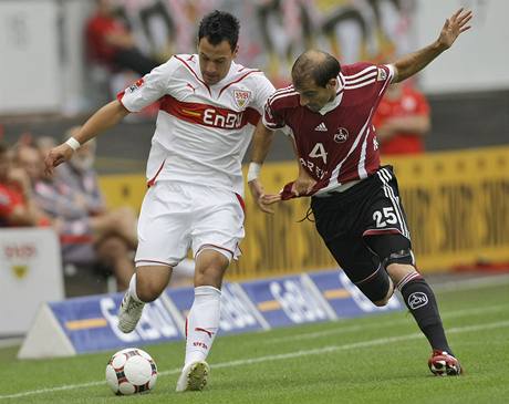 Stuttgart - Norimberk: Timo Gebhart (vlevo) v souboji s Javierem Pinolou