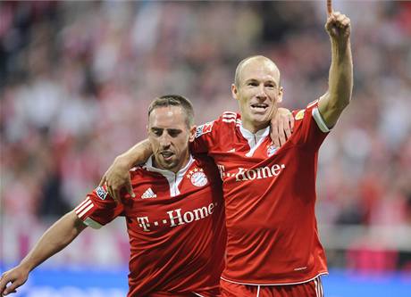 Bayern Mnichov: Arjen Robben (vpravo) a Franck Ribry se raduj z glu