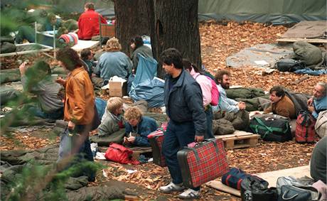 Stovky vchodonmeckch uprchlk pebvaly na ndvo ambasdy Zpadnho Nmecka od srpna do zatku listopadu 1989.