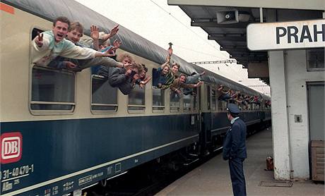 Vchodonmet uprchlci odjdj vlakem z Prahy do Zpadnho Nmecka. (4. jna 1989)