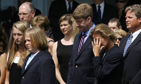 Rodina se s Kennedym rozlouila pi soukrom ceremonii v rodnm sdle.  (27. srpna 2009)