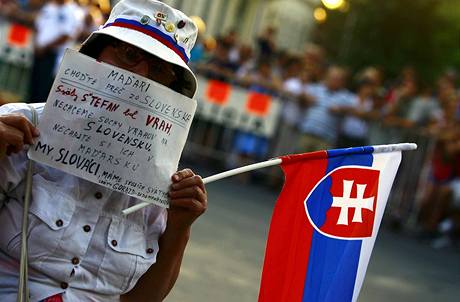 Slovensko odepelo maarskmu prezidentovi Slyomovi vstup na sv zem. V Komrnu na nj pitom ekaly dv tiscovky lid (21. srpna 2009)