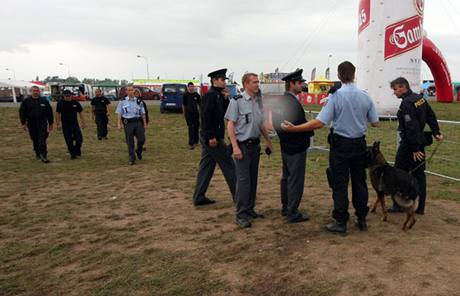 Policist se psy prohledali arel hradeckho Festival parku, kde se kon festival Hip Hop Kemp.