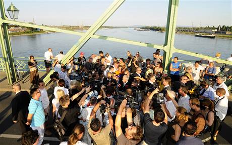 Maarsk prezident Lszlo Slyom na hraninm most mezi Maarskem a Slovenskem u Komrna (21. srpna 2009)