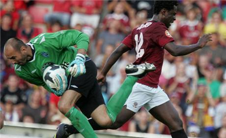 Sparta - Mlad Boleslav: hostujc brank Michal Vorel (vlevo) v souboji s tonkem Bonym Wilfriedem