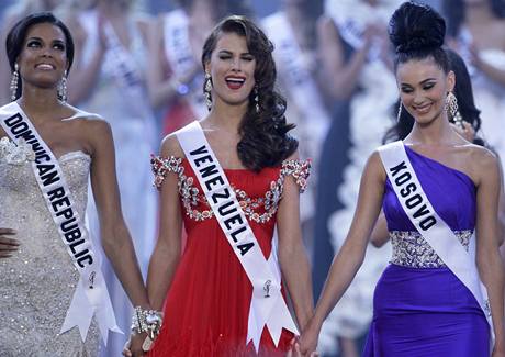 Vtzky: zleva prvn vicemiss Ada Aimee de la Cruz, Miss Universe Stefana Fernndezov a druh vicemiss Droga Ganushaov z Kosova  