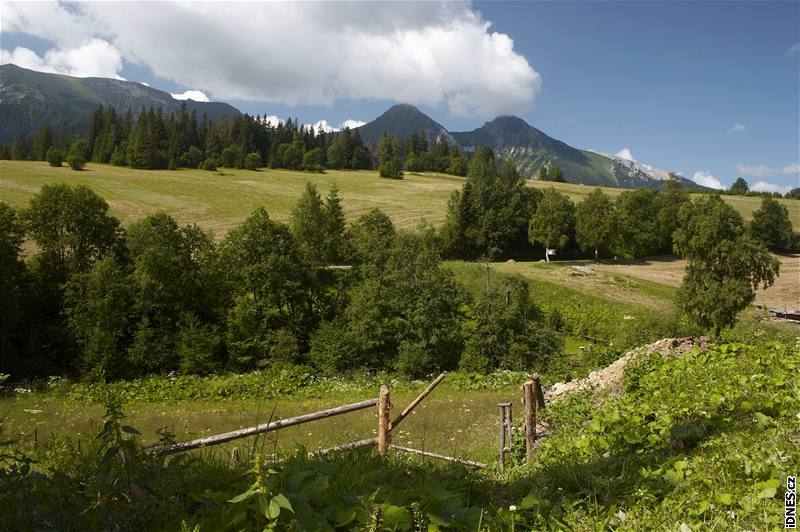 Slovensko. Pohled ze diaru na diarskou Vidlu a Havran (dva nejvyí vrcholy Belianských Tatier)