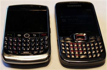  BlackBerry Curve 8900 a Samsung OmniaPRO B7330 