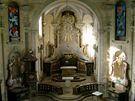 Vyrabovan interir kostela. Nad oltem schz kopie obrazu Panny Marie Pomocn, kter v kostele nyn je.