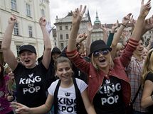 Fanouci Michaela Jacksona oslavili zpvkovy nedoit 51. narozeniny tancem v ulicch Prahy. 